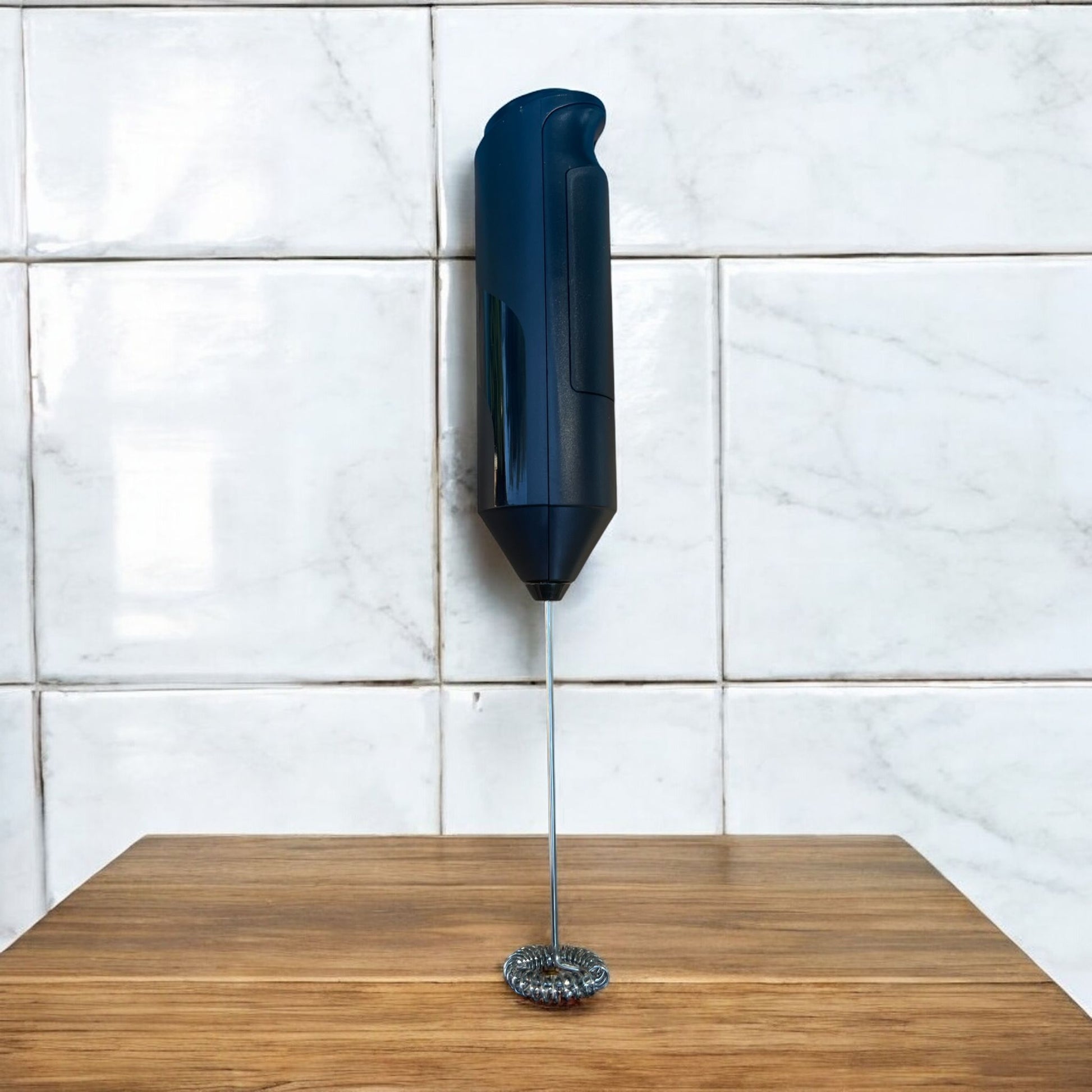 Batteur électrique compact et élégant, idéal pour créer une mousse de lait onctueuse en quelques secondes. 
Son design ergonomique avec un petit bouton intuitif le rend très facile à utiliser.