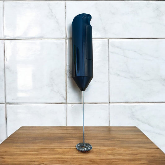 Batteur électrique compact et élégant, idéal pour créer une mousse de lait onctueuse en quelques secondes. 
Son design ergonomique avec un petit bouton intuitif le rend très facile à utiliser.