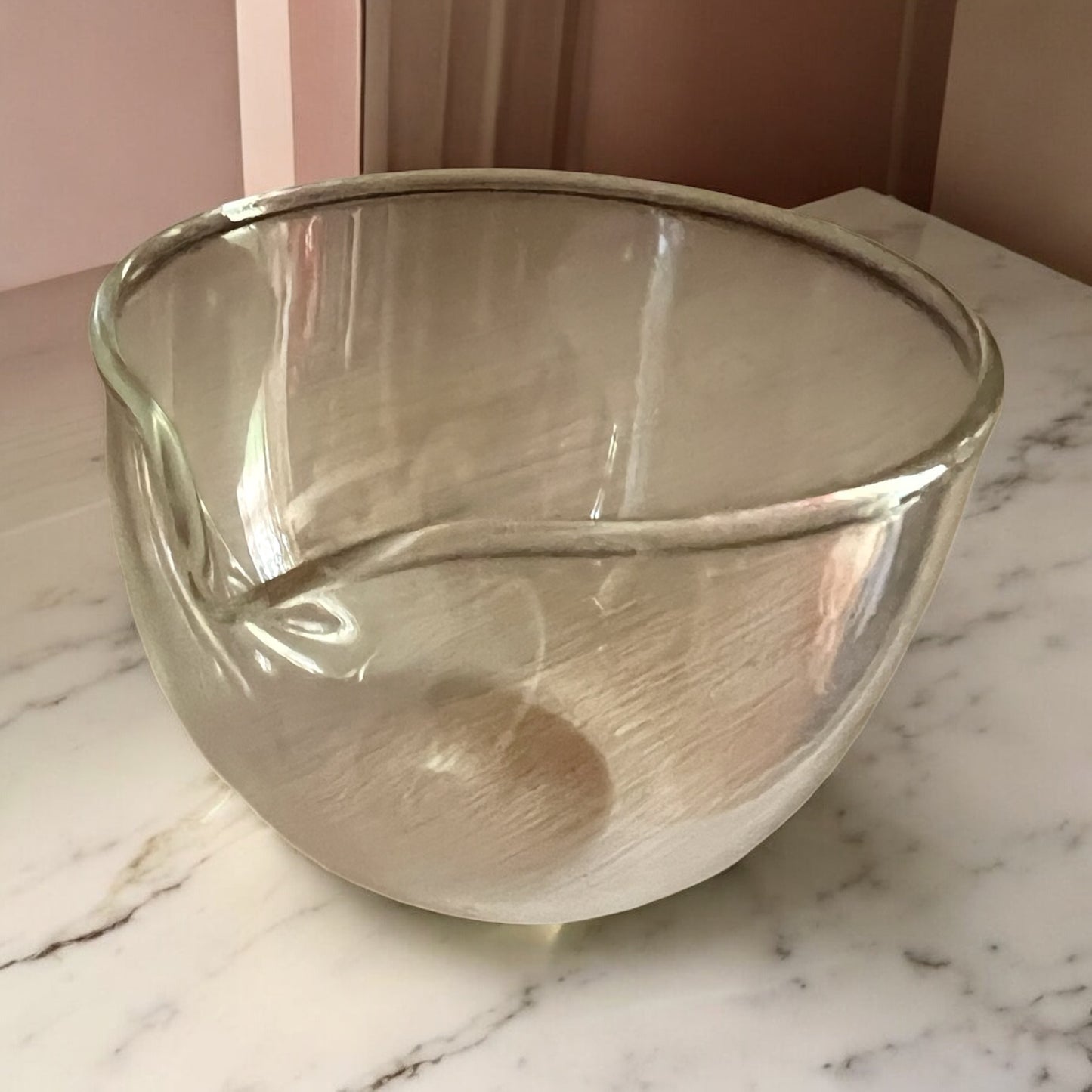 Présentation d'un bol en verre de préparation de matcha.