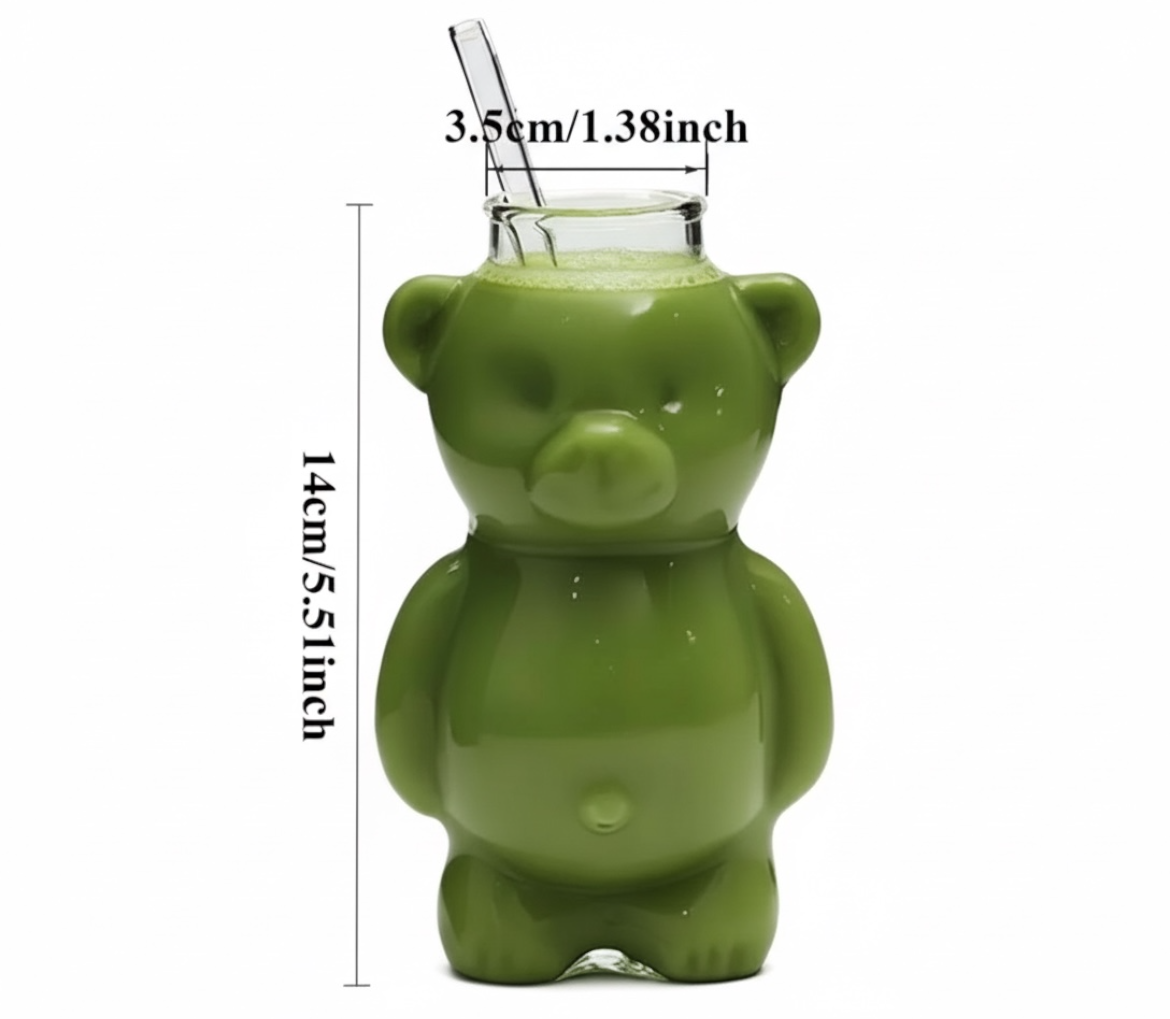 Tasse en verre en forme d’ourson avec paille. Les dimensions sont écrites (3,5 x 14 cm)