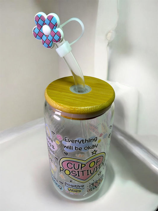 Gourde en verre "Cup of positivity" avec un couvercle en bois, une paille en verre et un embout en silicone fleur rose et bleu. 