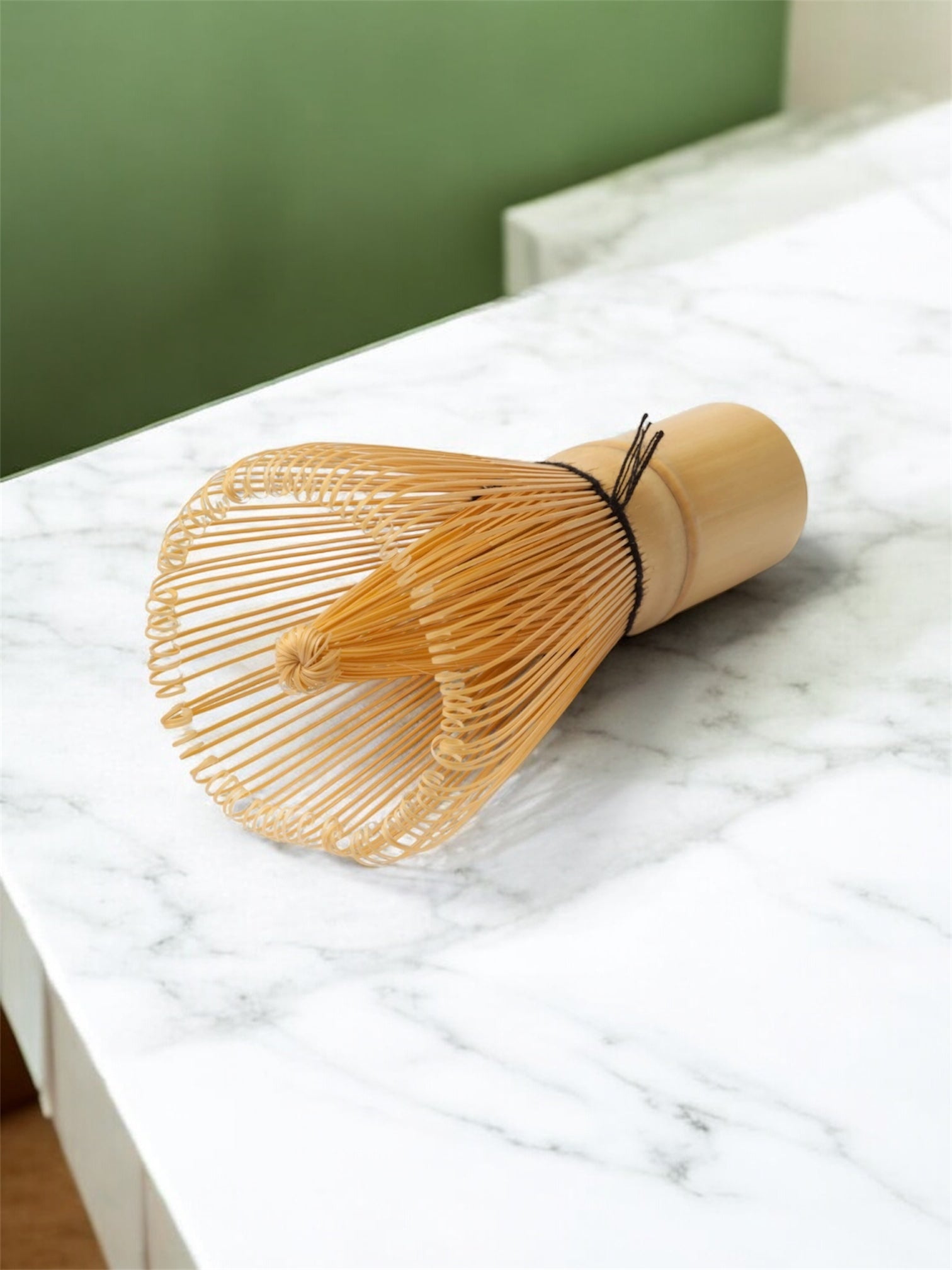 Fouet en bambou, l'instrument indispensable pour mélanger la poudre et créer une mousse parfaite.