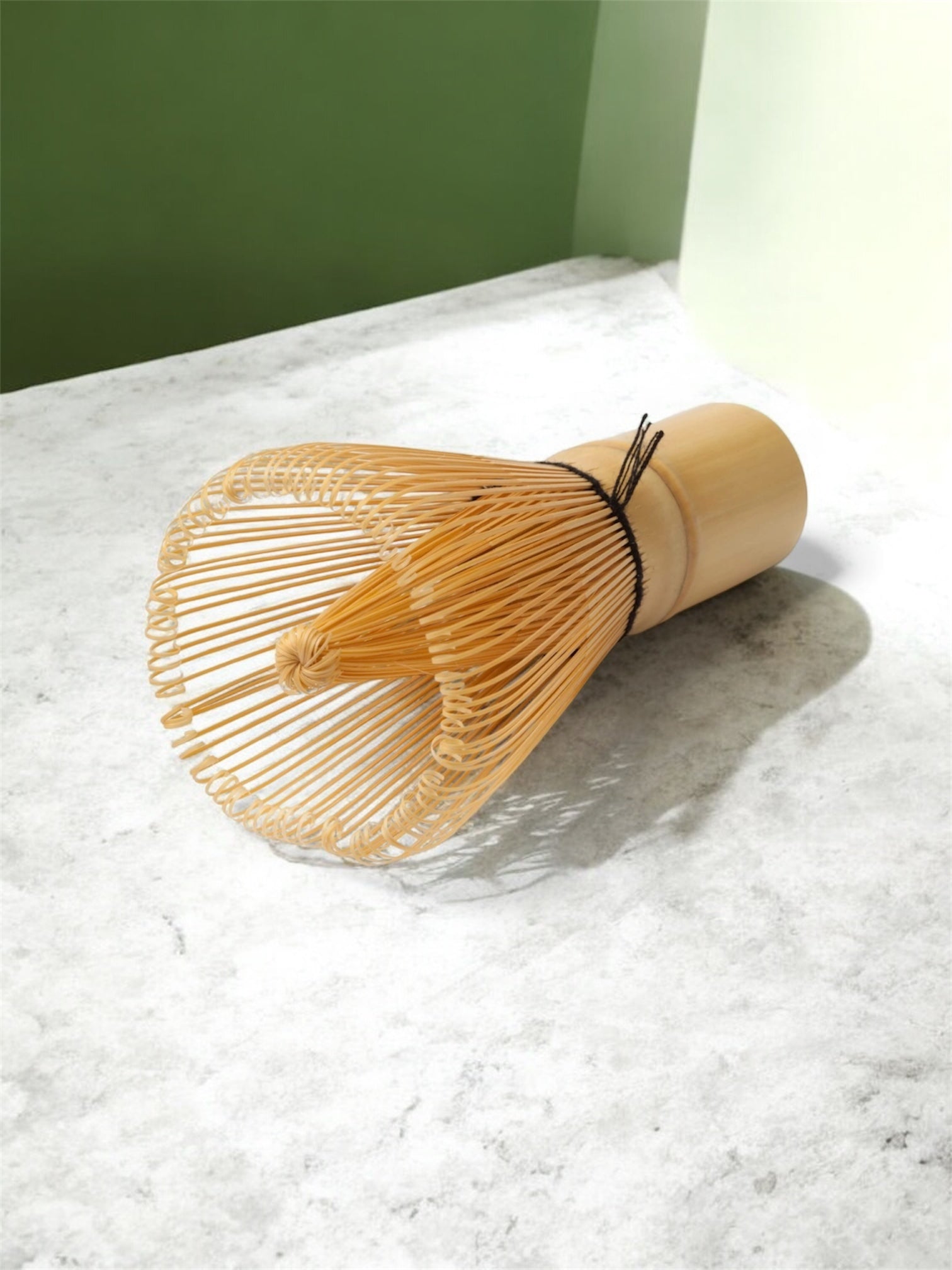 Fouet en bambou typique, l'instrument indispensable pour mélanger la poudre et créer une mousse parfaite.