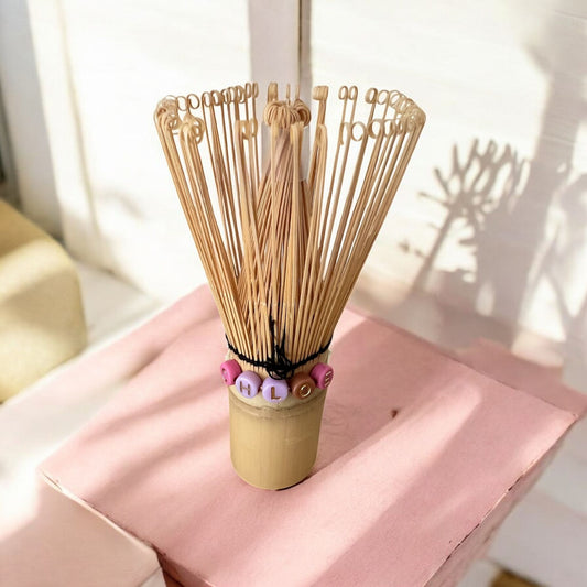 Le fouet est personnalisé avec le prénom Chloé grâce à des petites perles colorées avec des lettres gravés.