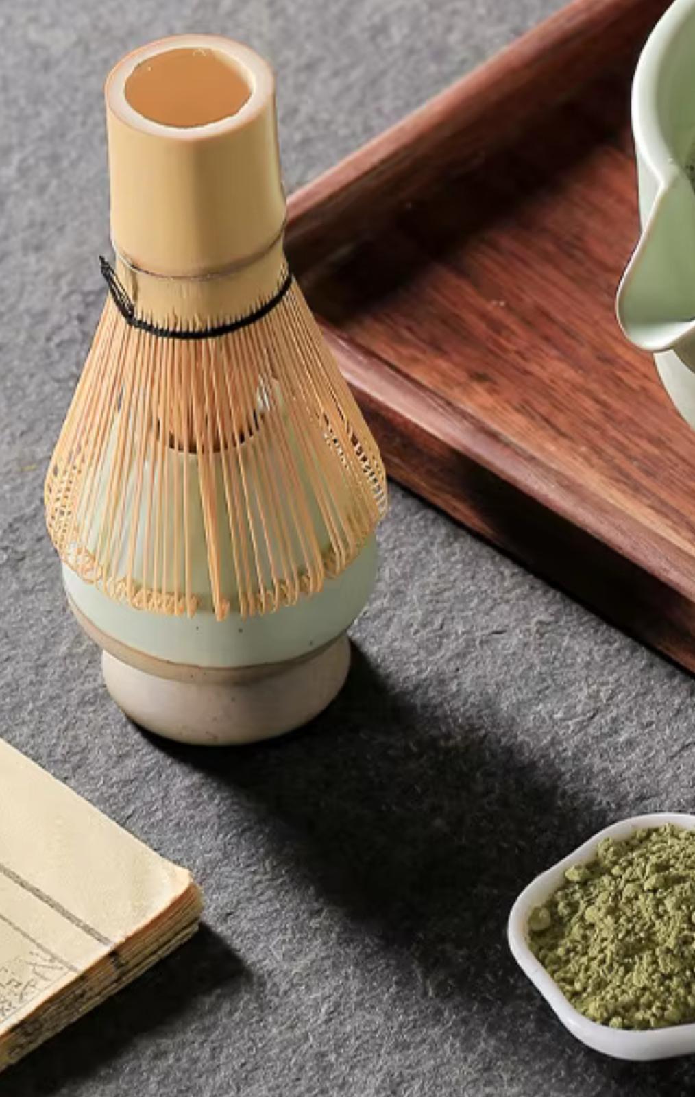 Fouet traditionnel chasen posé sur son support en céramique. Un petit bol de poudre est posé à côté
