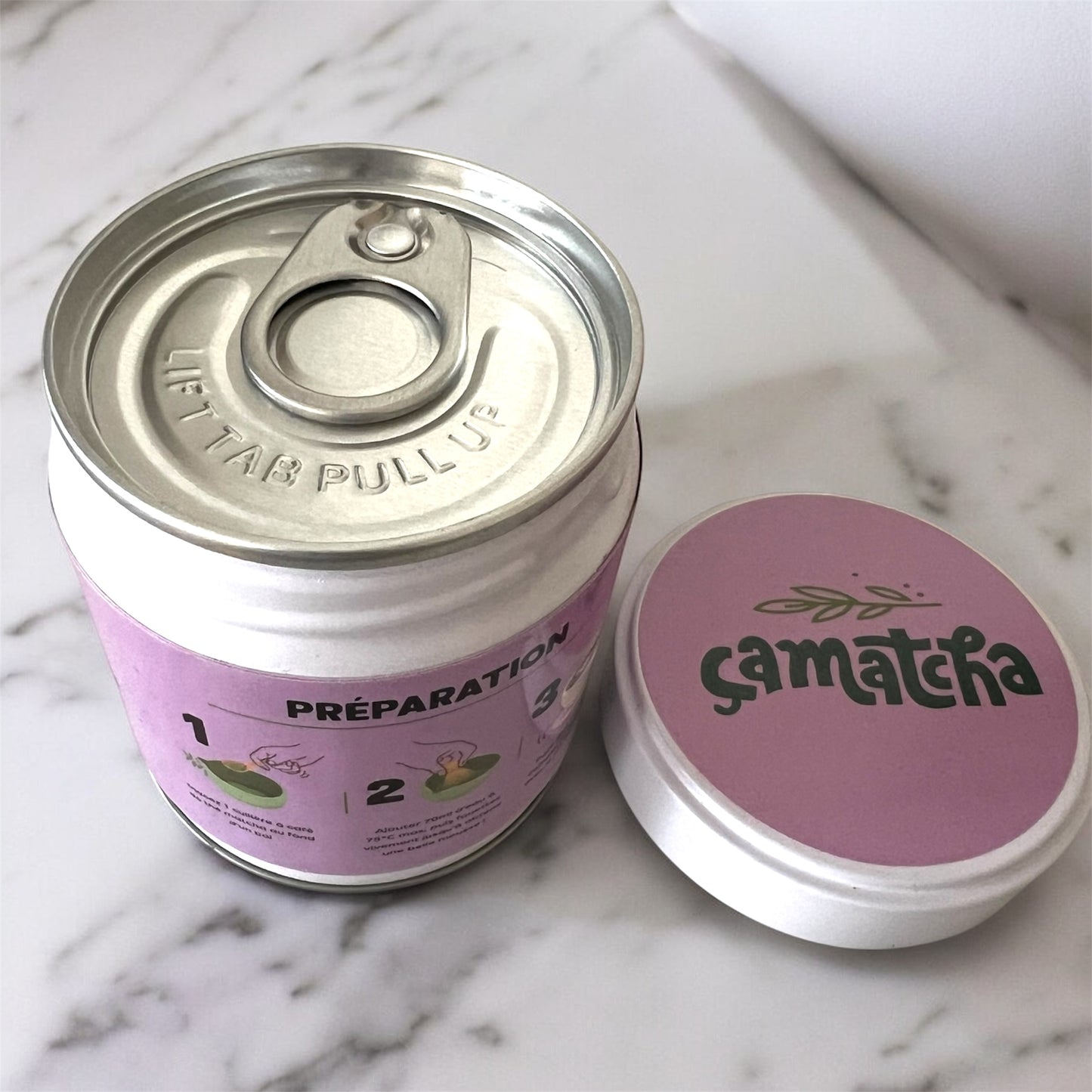 Présentation d'un pot de poudre de matcha arôme fraise sans le couvercle. On aperçois un languette de canette permettant l'ouverture du pot.