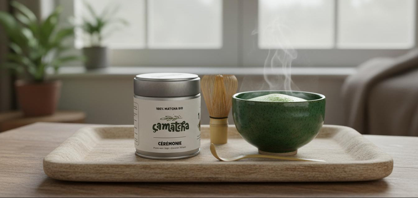 Présentation de l'univers du matcha cérémonie. On retrouve sur un plateau en bois un pot de poudre matcha, un fouet chasen, un bol de matcha chaud et fumant ainsi qu'une cuillère traditionnelle en bambou.