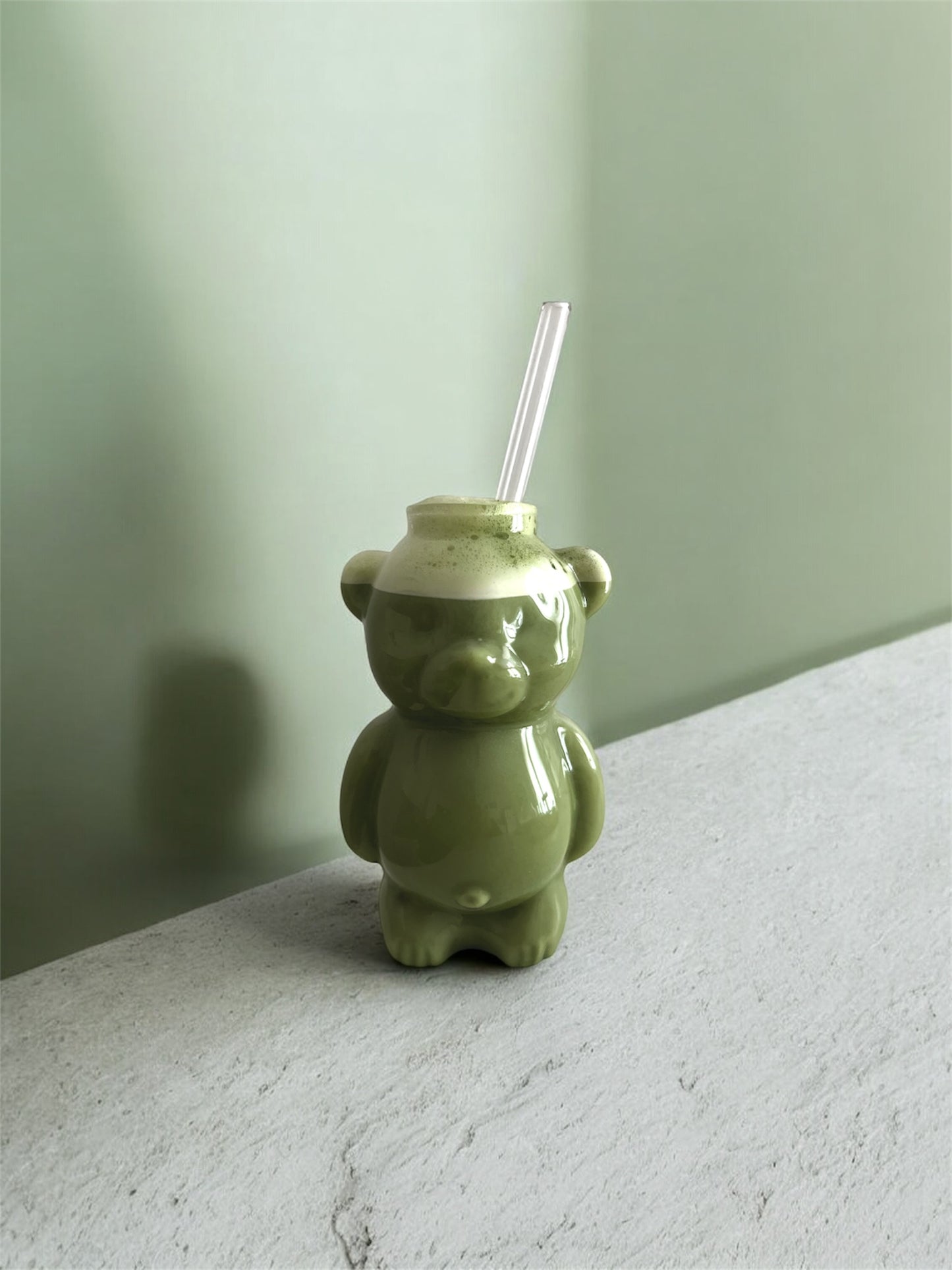 Tasse en verre en forme d’ourson avec paille, rempli d'un matcha cérémonie latte – 320 ml