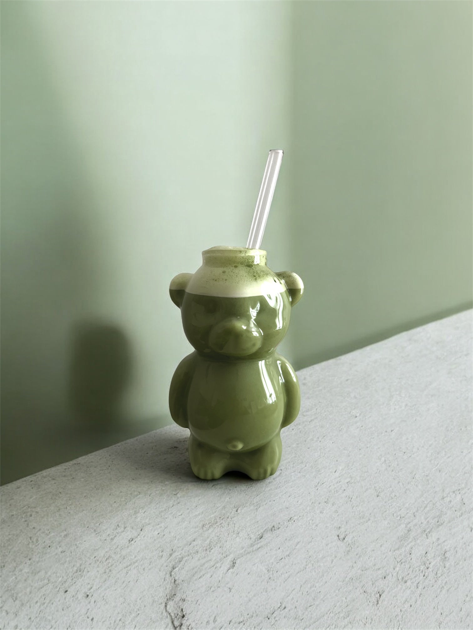 Tasse en verre en forme d’ourson avec paille, rempli d'un matcha cérémonie latte – 320 ml