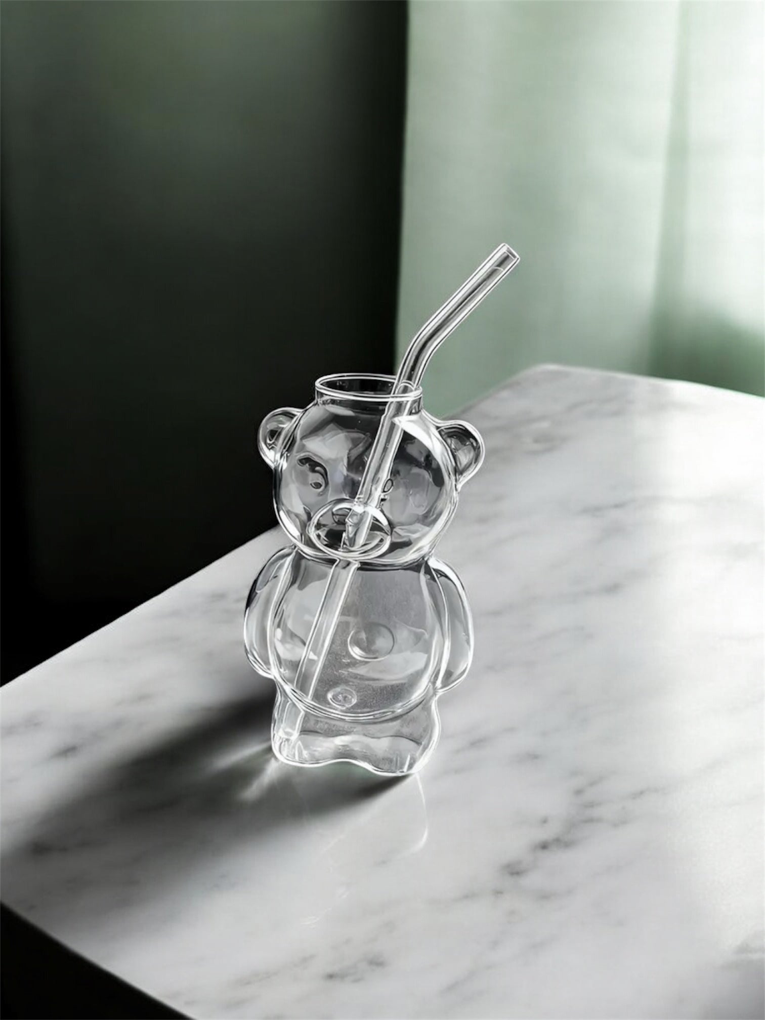 Tasse en verre en forme d’ourson avec paille – 320 ml. La tasse est vide. Cela fait ressortir son côté transparent.
