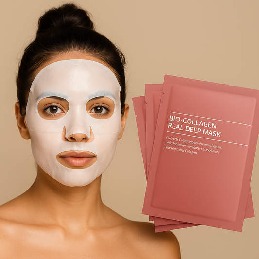 Femme portant un masque au collagène sur son visage. A sa droite se trouve la pochette des masques, couleur rose saumon